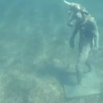 Enorme estátua de minotauro é encontrada submersa na Patagônia