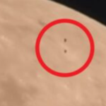 In diesem Supermond-Video wurden zwei seltsame UFOs gesehen, die über die Mondoberfläche flogen.